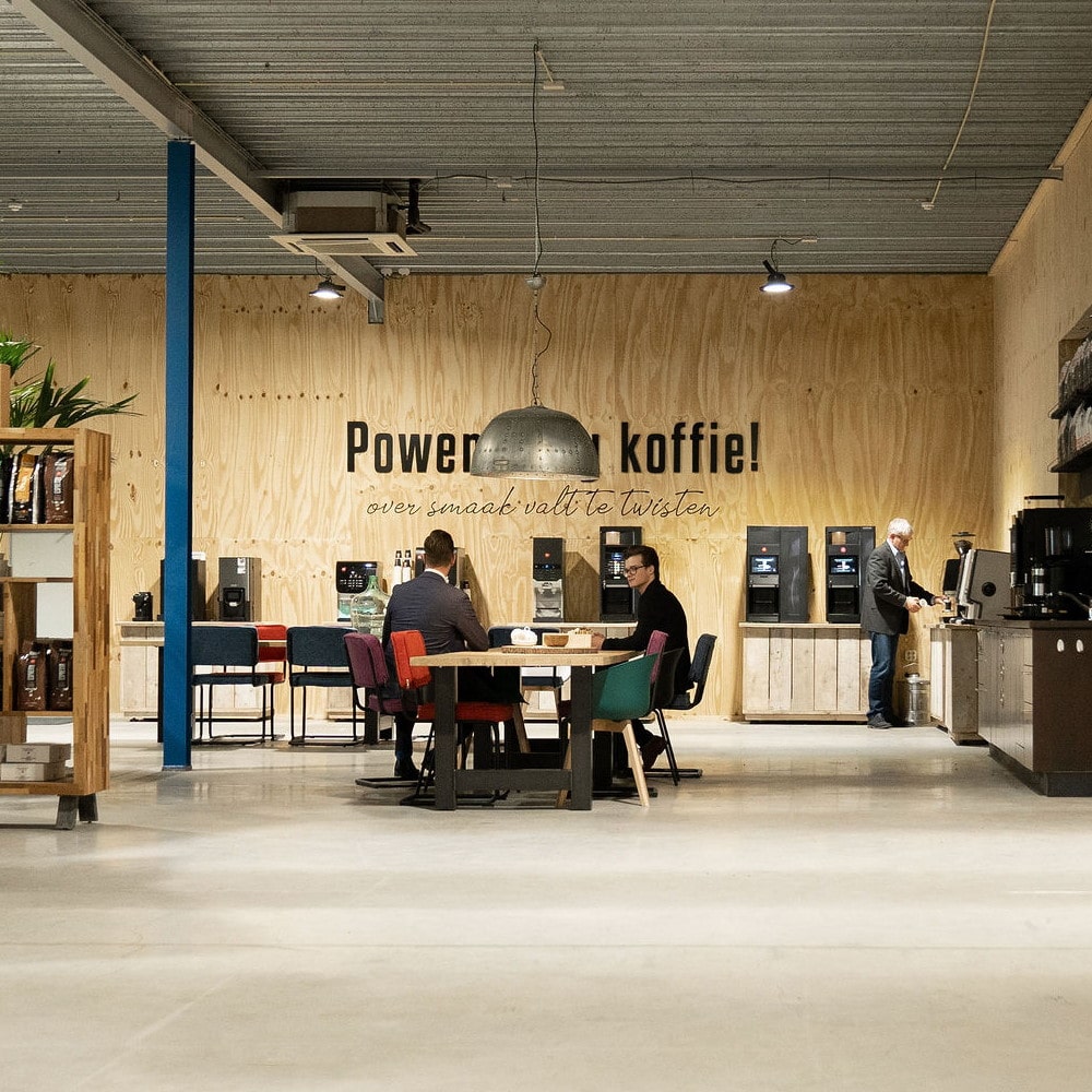 Collega's vergaderen en pakken een kopje koffie in de showroom van Feyen in Coevorden